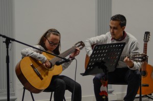 Los beneficios de la música en los niños - Ismael dando clase 